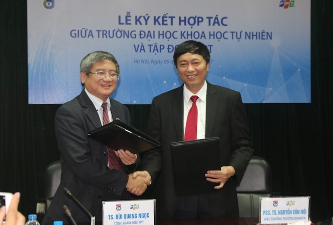 Tặng học bổng 700 triệu cho trường ĐH Khoa học tự nhiên Từ trái qua phải - TGD FPT Bùi Quang Ngọc, Hiệu trưởng ĐH KHTN - PGS.TS Nguyễn Văn Nội.