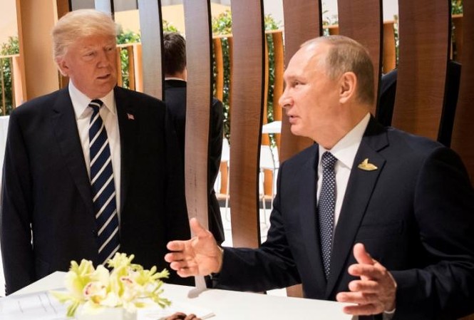 Ông Trump bác tin đồn bí mật gặp ông Putin Tổng thống Trump và Tổng thống Putin trò chuyện trong lễ khai mạc Hội nghị Thượng đỉnh G20 tại Hamburg (Đức) hôm 7/7. Ảnh: Reuters