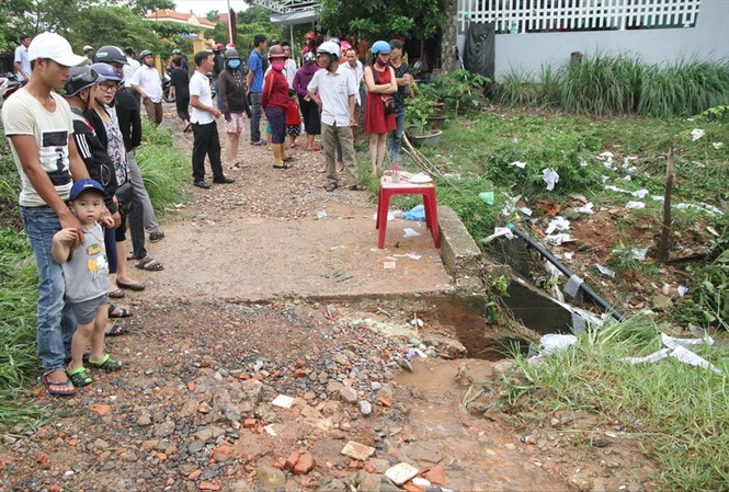 Hàng trăm người tìm kiếm nam sinh bị nước cuốn vào cống mất tích Hàng trăm người tìm kiếm nam sinh bị nước cuốn vào cống mất tích