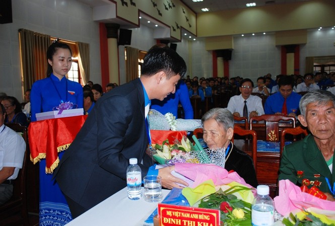 Khai mạc Đại hội đại biểu đoàn TNCS Hồ Chí Minh tỉnh Bình Phước lần thứ XI Đồng chí Trần Quốc Duy - Bí thư Tỉnh đoàn tăng hoa mẹ Việt Nam anh hung đến dự Đại hội