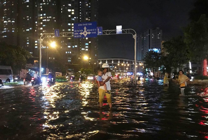 Nan giải bài toán chống ngập TPHCM: Gian nan tìm giải pháp Nhiều tuyến đường ngập nặng do triều cường khiến người dân TPHCM khốn khổ.