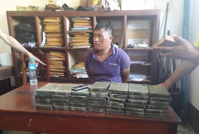 Dùng ô tô bán tải vận chuyển 40 bánh heroin Đối tượng và tang vật 40 bánh Heroin