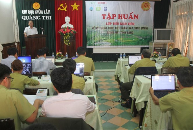 Quảng Trị: Ứng dụng phương pháp hiện đại giám sát rừng Cán bộ kiểm lâm tham gia tập huấn thực hiện giám sát rừng bằng phương pháp mới. Ảnh: H.Thơ