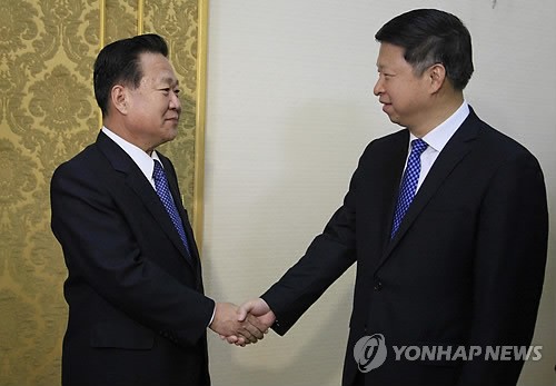 Đặc phái viên Trung Quốc tặng quà cho ông Kim Jong-un Ông Song Tao (phải) bắt tay đại diện Triều Tiên Choe Ryong-hae. Ảnh: AP