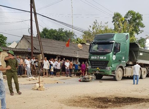Xe tải 'nuốt chửng' xe máy trên quốc lộ, một người chết thảm Hiện trường vụ tai nạn ở xã Châu Hông.