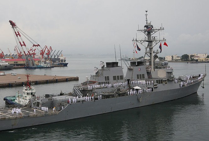 Tàu khu trục Mỹ va chạm tàu kéo Nhật Bản Tàu khu trục USS Benfold. Ảnh: Reuters