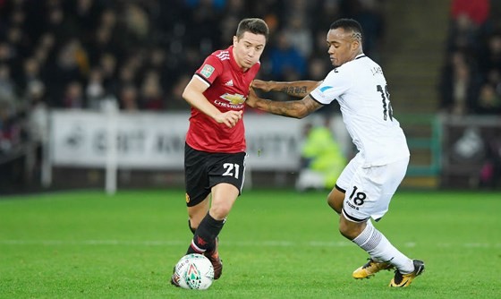 M.U không có nghĩa vụ thắng Champions League? Ander Herrera (trái) và Man.United hoàn toàn có khả năng “rẽ sang” Champions League. Ảnh: Getty Images