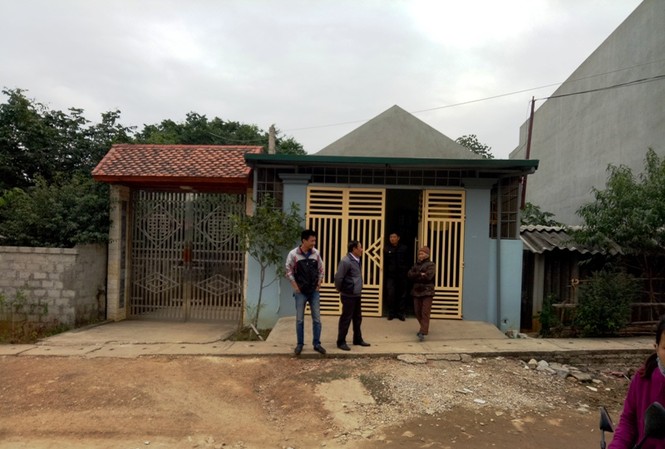Nhân chứng kể chuyện bà lão nằm sõng soài trên đất, cháu bé 20 ngày tuổi bị bắt cóc Hiện trường ngôi nhà bé gái bị bắt cóc sáng 26/11, rất nhiều người đến thăm hỏi, động viên người thân cháu bé. Ảnh: Hoàng Lam