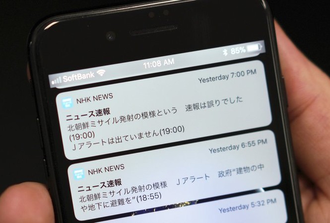 Đài NHK gửi báo động giả về tên lửa Triều Tiên: Do nhân viên ấn nhầm Tin nhắn báo động nhầm của NHK được gửi đi lúc 18h55' ngày 16/1. Tin đính chính được gửi lúc 19h. Ảnh: AP