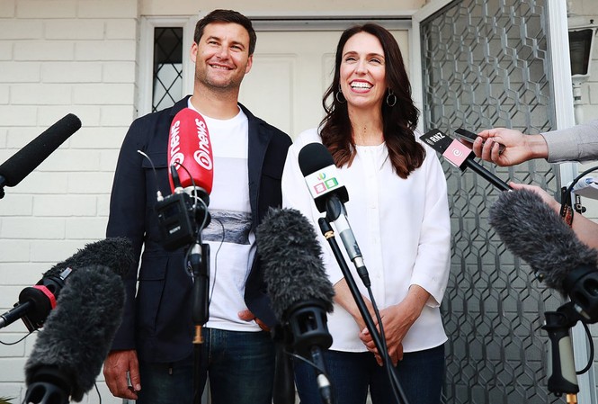 Nữ Thủ tướng New Zealand mang thai con đầu lòng Bà Jacinda Ardern – Thủ tướng New Zealand và bạn trai Clarke Gayford. Ảnh: Pop Sugar