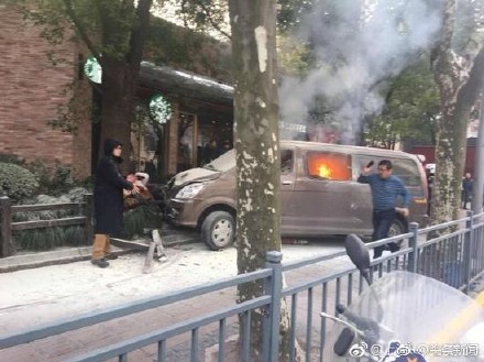 Xe hơi bốc cháy lao vào đám đông, 18 người bị thương Hiện trường vụ tai nạn. Ảnh: Weibo