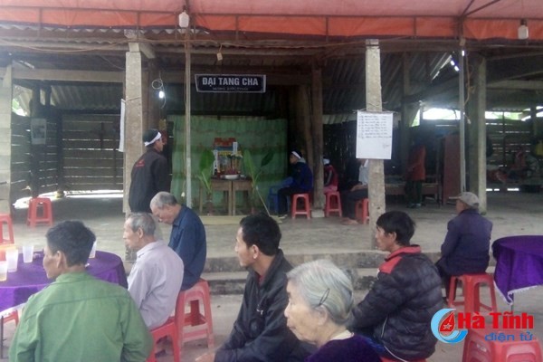 Xông vào nhà đánh người tử vong chiều mùng 2 Tết Gia đình tổ chức mai táng cho nạn nhân Cường. Ảnh: Báo Hà Tĩnh