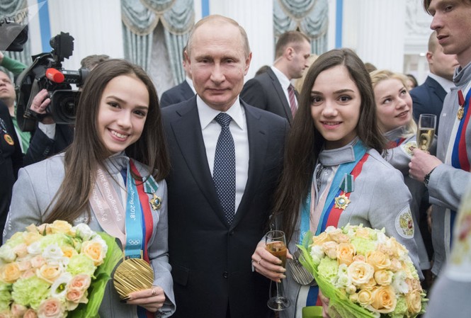 Tổng thống Nga Putin: ‘Trái tim phụ nữ là điều đáng tin nhất’ Tổng thống Nga Putin chụp ảnh cùng 2 nữ VĐV trở về từ thế vận hội Olympic mùa đông Pyeongchang sau nghi lễ trao tặng giải thưởng Nhà nước ở Điện Kremlin. Ảnh: Sputnik