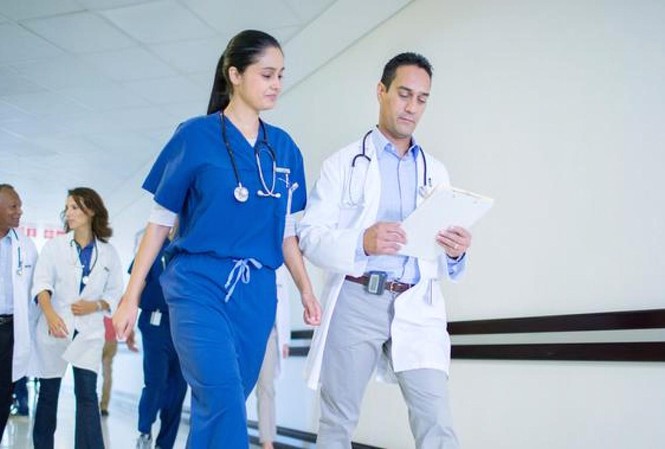 Hàng trăm bác sĩ phản đối tăng lương vì... lương cao quá Ảnh minh họa: CNBC