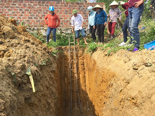Phát hiện dầu rỉ theo mạch nước ngầm ở Hà Tĩnh Nhà chức trách đào hố sâu 6 m tìm nguyên nhân dầu rò rỉ. Ảnh: Đức Hùng