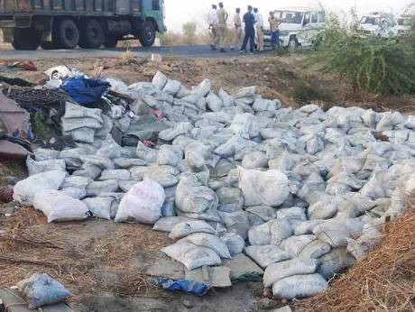Lật xe tải, bao xi măng đè chết 19 công nhân Hiện trường vụ tai nạn. Ảnh: AFP