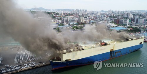 Tàu chở 2.100 chiếc xe hơi bốc cháy dữ dội tại hải cảng Vụ cháy tàu nhìn từ trên cao. Ảnh: Yonhap