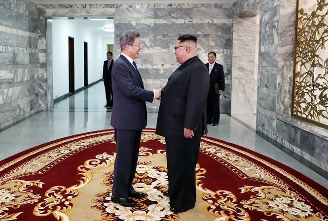 Chủ tịch Kim ‘quyết tâm’ đối thoại với Tổng thống Trump Hai nhà lãnh đạo Hàn Quốc - Triều Tiên bắt tay trong cuộc gặp bất thường chiều 26/5. Ảnh: Văn phòng Tổng thống Hàn Quốc