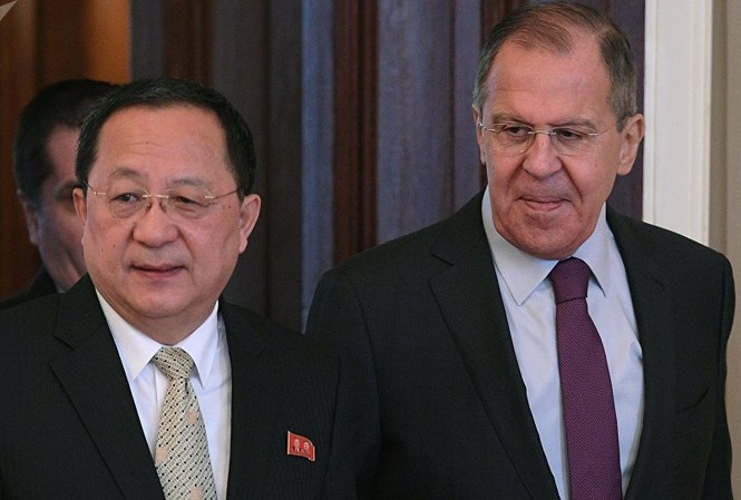 Ngoại trưởng Nga - Triều Tiên gặp nhau tại Bình Nhưỡng Ngoại trưởng Nga Sergey Lavrov và Ngoại trưởng Triều Tiên Ri Yong-ho. Ảnh: Sputnik