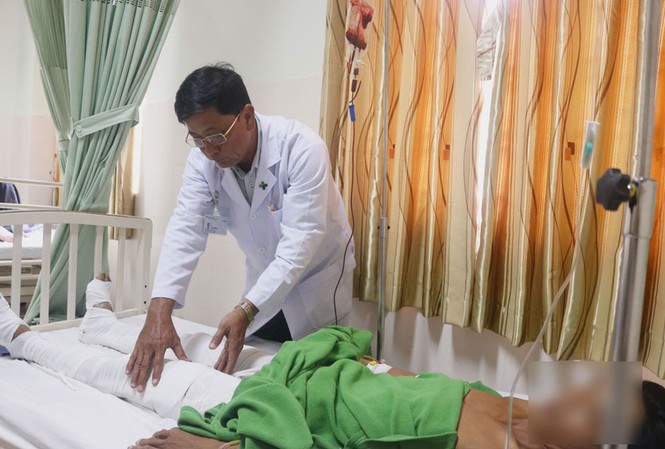 Sập giàn giáo công trình, 5 người thương vong BS. Lê Dũng - Phó Khoa Thần Kinh - Cơ Xương Khớp (Bệnh viện Hoàn Mỹ Cửu Long) thăm khám cho bệnh nhân.