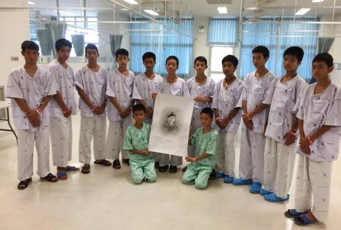 Hôm nay, đội bóng nhí Thái Lan xuất viện, tham dự họp báo Tại phòng bệnh, đội bóng nhí Thái Lan tưởng niệm thợ lặn thiệt mạng trong quá trình giải cứu. Ảnh: Bệnh viện Chiang Rai