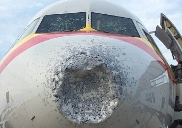 Máy bay Trung Quốc vỡ kính, móp đầu vì mưa đá Máy bay móp đầu, vỡ kính vì mưa đá. Ảnh: Daily Mail