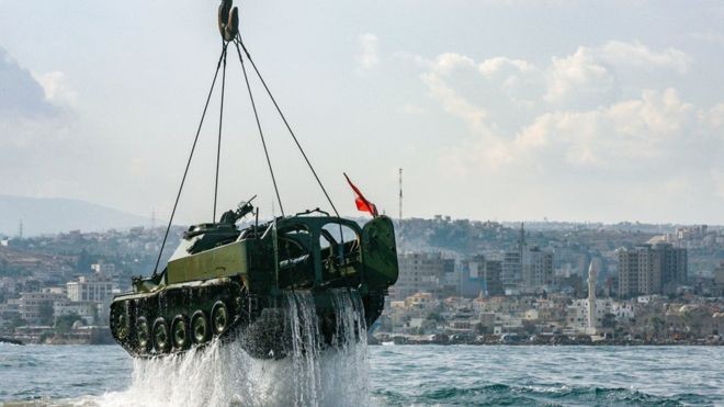 Hé lộ lý do Lebanon thả 10 xe tăng xuống đáy biển Ảnh: AFP