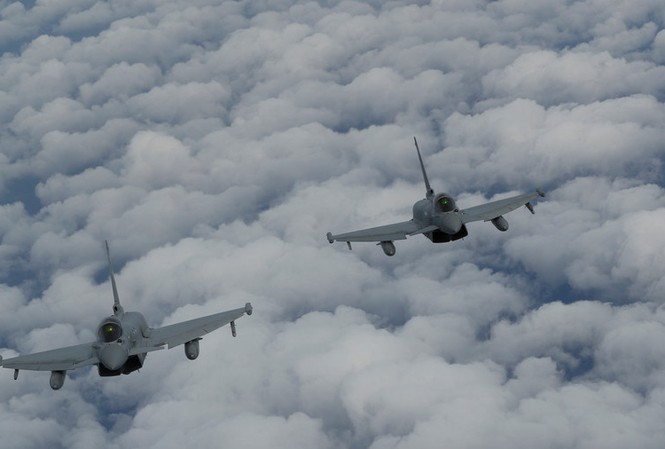 Không quân Anh tố Nga điều máy bay ném bom Su-24 đến Biển Đen Máy bay Typhoon (Anh). Ảnh: Reuters