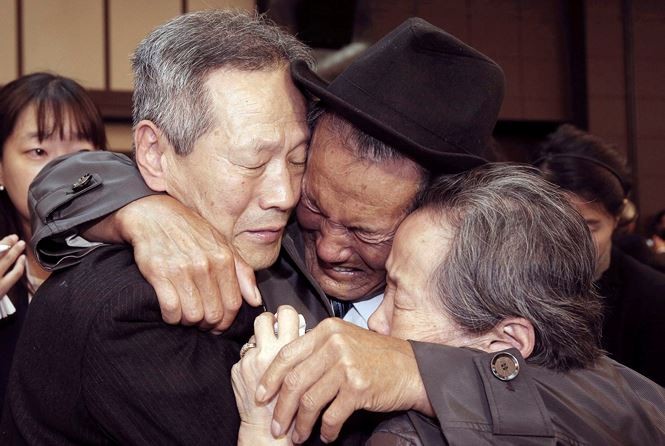 Đoàn tụ Hàn – Triều: Chưa kịp gặp đã nhận tin người thân qua đời Ông Son Kwon Geun (giữa) ôm chào tạm biệt người thân sau vài ngày gặp gỡ tại khu nghỉ mát Núi Kim cương hồi tháng 10/2015. Ảnh: AFP