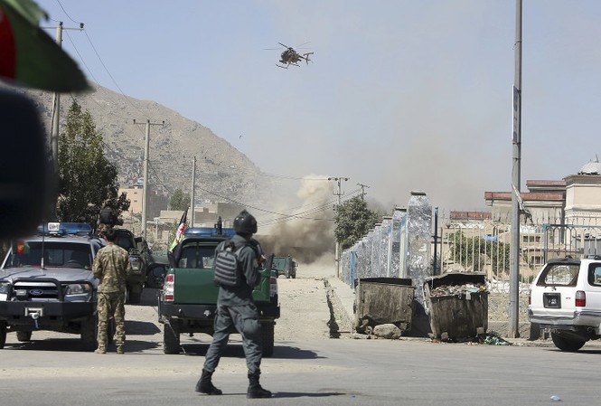 NÓNG: Thủ đô Afghanistan hứng hoả tiễn giữa lúc Tổng thống phát biểu Trực thăng quân đội MD 530F bay trên bầu trời Kabul ngày 21/8. Ảnh: AP