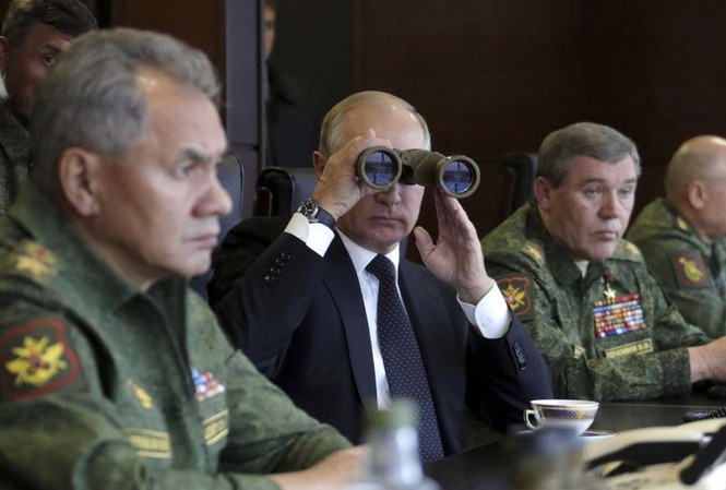 Bộ trưởng Quốc phòng Nga tiết lộ quy mô cuộc tập trận Vostok-2018 Tổng thống Nga Vladimir Putin theo dõi cuộc tập trận Zapad-2017. Ảnh: Sky News