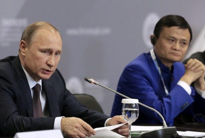 Gặp tỉ phú Jack Ma, ông Putin khẳng định chưa có kế hoạch nghỉ hưu Tổng thống Nga Putin (trái) và tỉ phú Jack Ma (phải). Ảnh: Tân Hoa Xã