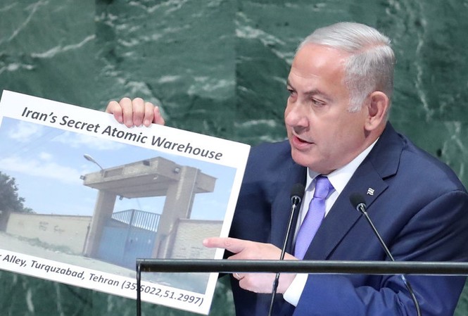 Thủ tướng Israel tố Iran sở hữu ‘kho nguyên tử bí mật’ Thủ tướng Israel công bố bức ảnh về "kho nguyên tử bí mật ở Iran". Ảnh: Reuters
