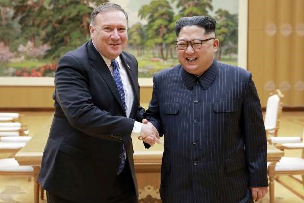 Cuối tuần này, Ngoại trưởng Mỹ đến Triều Tiên Ngoại trưởng Mỹ Mike Pompeo bắt tay nhà lãnh đạo Triều Tiên Kim Jong Un trong cuộc gặp hồi tháng 5. Ảnh: AP