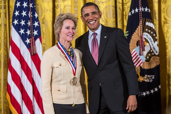 Người phụ nữ thứ 5 trong lịch sử giành giải Nobel Hoá học là ai? Bà Frances H. Arnold (trái) cùng cựu Tổng thống Mỹ Barack Obama. Ảnh: Getty