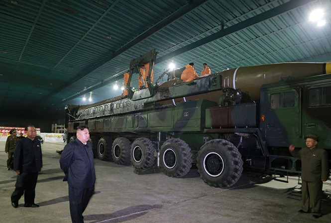 Ông Kim Jong-un từ chối tiết lộ danh sách cơ sở hạt nhân cho Mỹ? Chủ tịch Triều Tiên Kim Jong-un đứng cạnh tên lửa đạn đạo xuyên lục địa Hwasong-14. Ảnh: KCNA