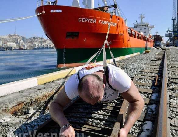 'Hercules nước Nga' dùng thân mình kéo tàu chở hàng 11.000 tấn Ivan Savkin trổ tài kéo tàu chở hàng ở Nga. Ảnh: Twitter