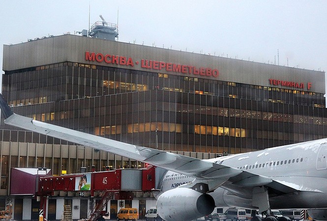 Bị phi cơ chở khách đâm trúng, người đàn ông gục chết giữa sân bay Sân bay Sheremetyevo. Ảnh: Tass
