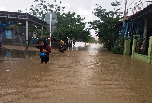 Bão số 9 gây ngập lụt, chia cắt nhiều nơi ở Ninh Thuận và Khánh Hòa Người dân Ninh Thuận di chuyển khỏi điểm ngập lụt, sáng 25/11. Ảnh: An Phước.