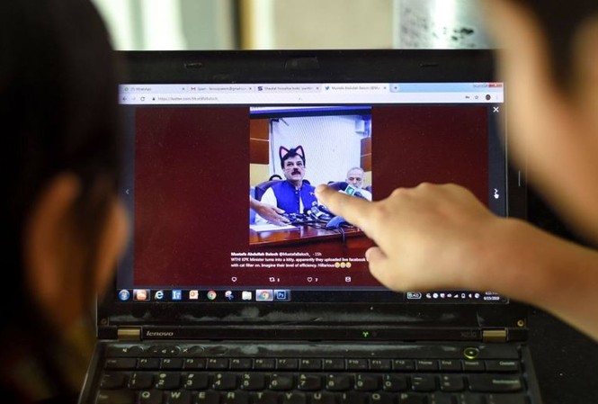 Chính trị gia gây xôn xao vì livestream với tai mèo Ông Shaukat Yousafzai xuất hiện với bộ ria và đôi tai mèo. Ảnh: AFP