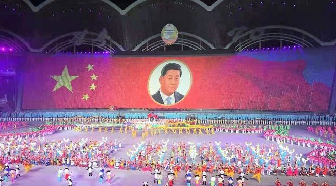 Báo Hàn hé lộ điểm đến của ông Tập trong chuyến thăm Triều Tiên Chân dung ông Tập Cận Bình xuất hiện trong màn đồng diễn hồi năm 2018. Ảnh: NK News