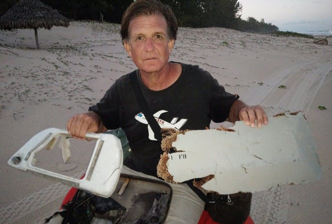 Bí ẩn MH370: Người tìm thấy mảnh vỡ máy bay bị dọa giết? Blaine Gibson cùng các mảnh vỡ máy bay được tìm thấy tại Madagascar. Ảnh: EPA