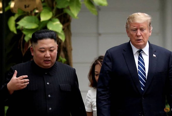Ông Trump sẽ gửi thông điệp tới Triều Tiên khi thăm khu phi quân sự? Tổng thống Trump và Chủ tịch Kim trò chuyện tại Hà Nội hồi tháng 2/2019. Ảnh: Reuters