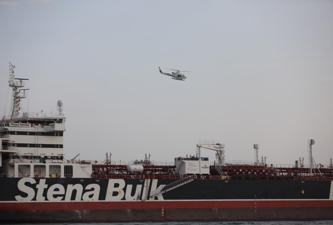 Nghi vấn tàu dầu Anh bị bắt vì London từ chối sự hỗ trợ của Mỹ Tàu chở dầu Stena Impero neo đậu tại Iran sau vụ bắt bớ trên Eo biển Hormuz. Ảnh: Reuters