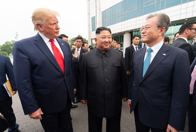 Triều Tiên dọa ‘sẽ đi con đường mới’, tố Mỹ - Hàn Quốc ‘đâm sau lưng’ Lãnh đạo Mỹ - Hàn Quốc - Triều Tiên trong cuộc gặp gần đây nhất tại Bàn Môn Điếm. Ảnh: Nhà Trắng