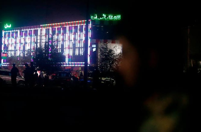 Tin mới chấn động vụ đánh bom tự sát tại đám cưới ở Afghanistan Hội trường cưới nơi xảy ra vụ tấn công. Ảnh: AP