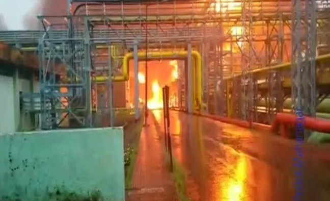 'Tháp lửa' bao trùm nhà máy lọc dầu, 16 người thương vong Ảnh cắt từ video