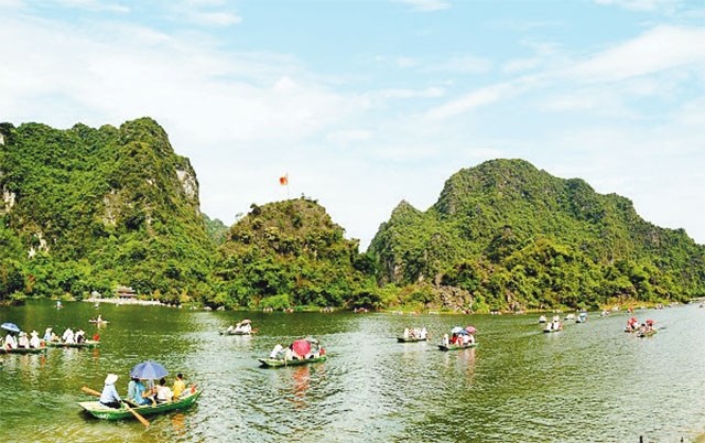 Hợp tác công - tư tạo động lực phát triển du lịch Khu du lịch Tràng An (ảnh lớn) và chùa Bái Đính của tỉnh Ninh Bình là những điểm đến hấp dẫn khách du lịch. Ảnh: XUÂN LÂM