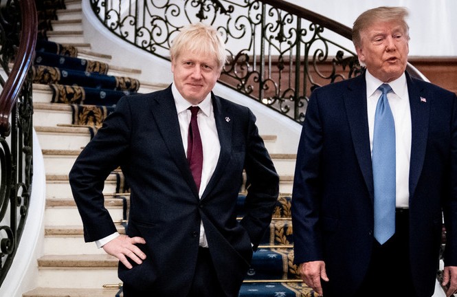 Anh sắp nối gót Mỹ, rời bỏ thỏa thuận hạt nhân Iran? Thủ tướng Anh Boris Johnson và Tổng thống Mỹ Donald Trump. Ảnh: Reuters