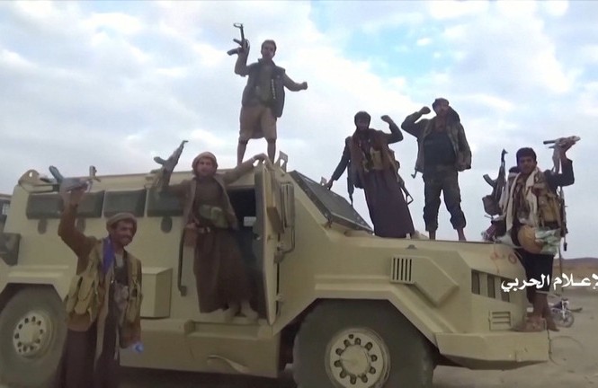 Houthi đăng video cảnh phục kích liên quân Ả Rập, bắt sống 2.000 người Chiến binh Houthi ăn mừng chiến thắng.